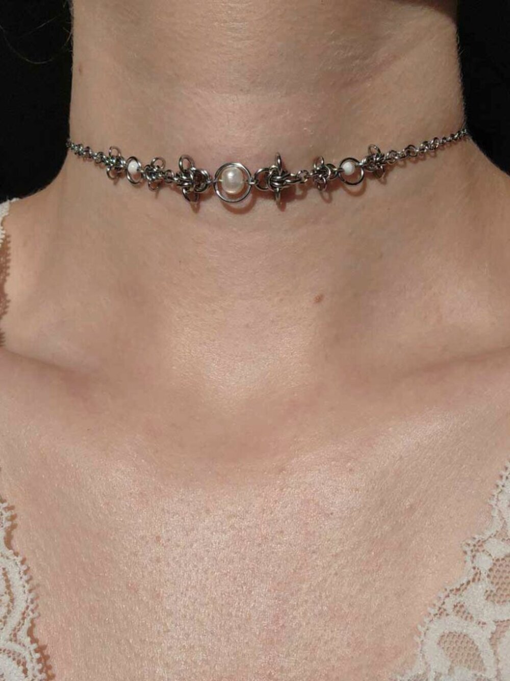 Vintage silver and white pearl choker necklace with a small silver chain - Picture 7 of 14